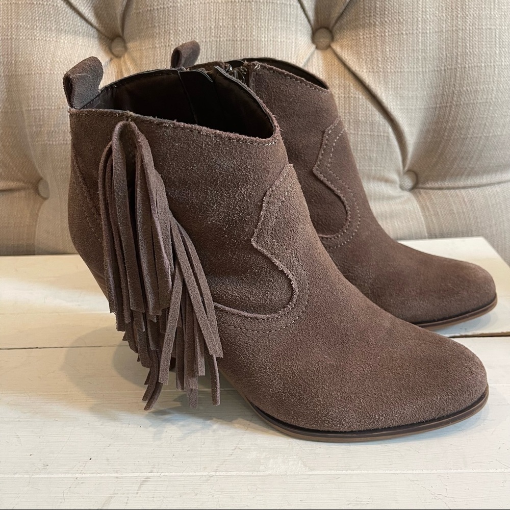 Steve Madden Tasseled Fringe Ohio Ankle Boots Suede Leather Taupe Size 7.5